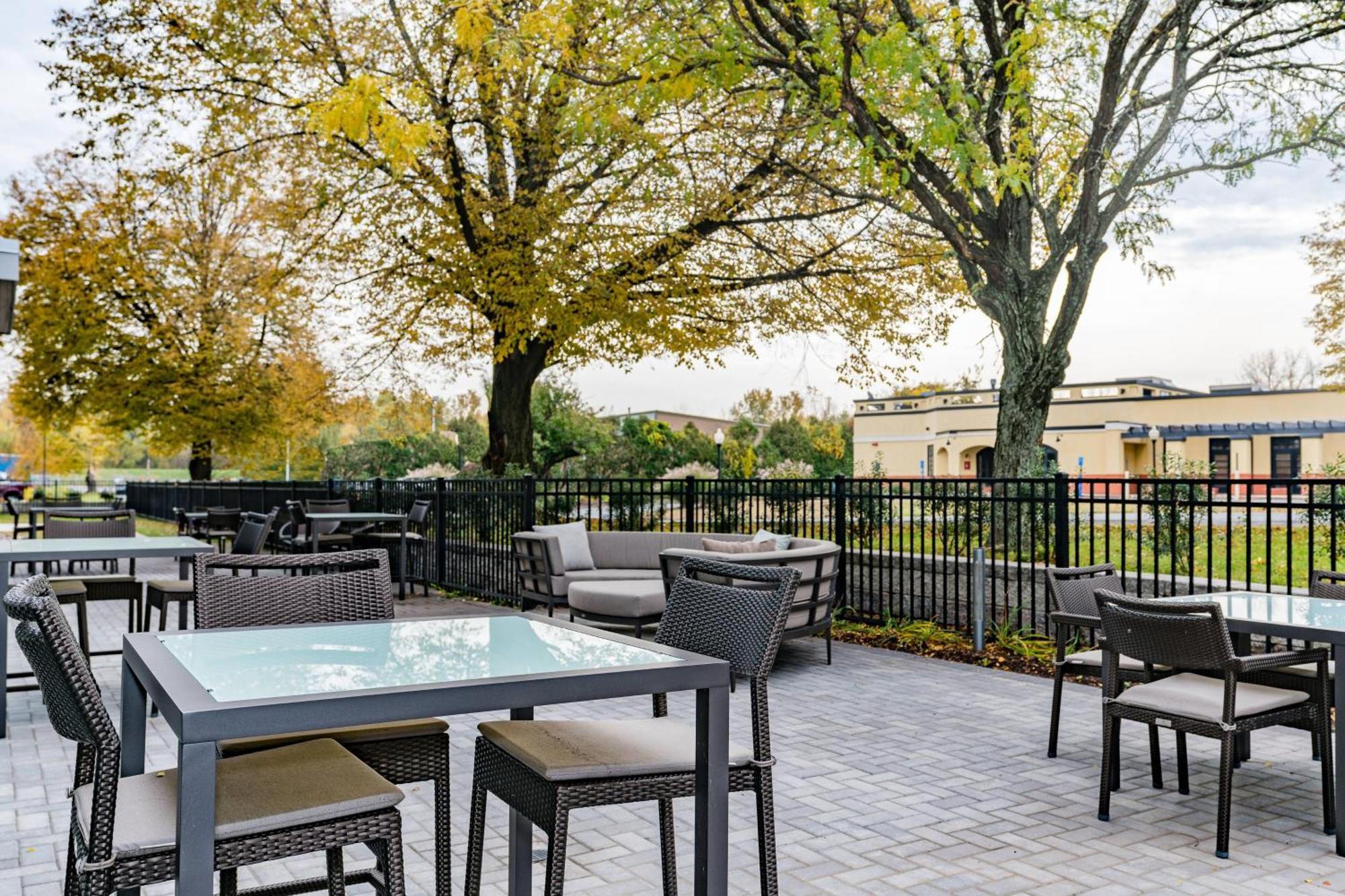 Courtyard By Marriott West Springfield Hotel Exterior foto